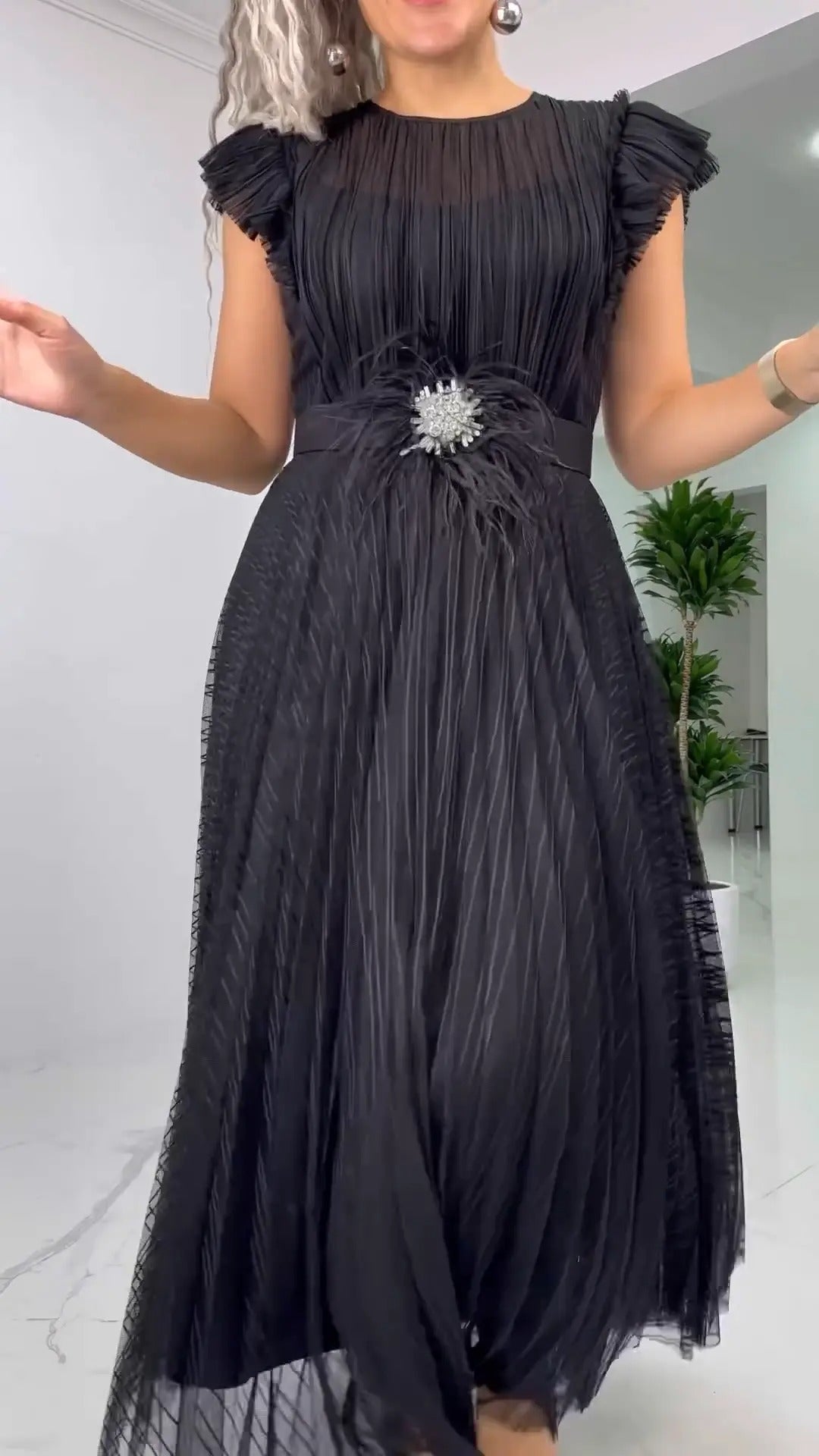 Milène | Robe midi plissée à broche en cristal