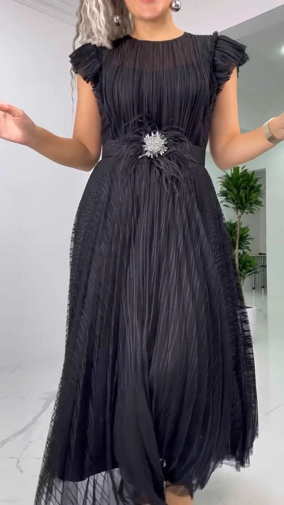 Milène | Robe midi plissée à broche en cristal
