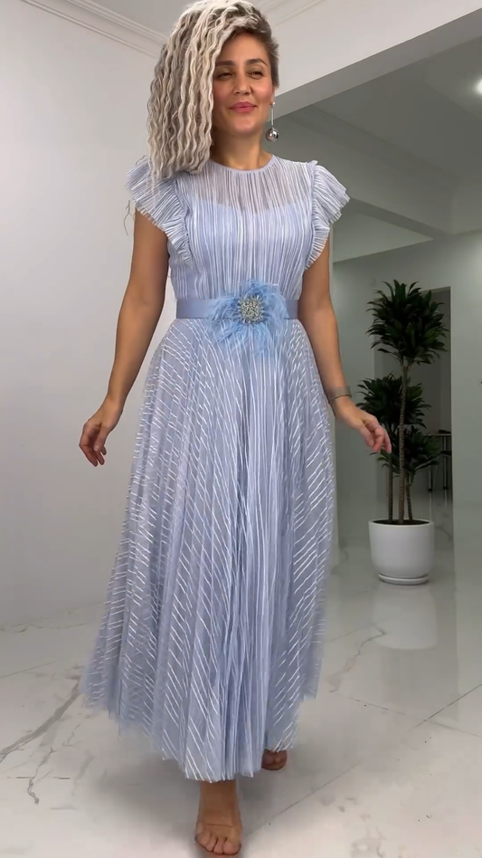 Milène | Robe midi plissée à broche en cristal