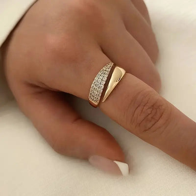 Bague dorée élégante avec pierres scintillantes