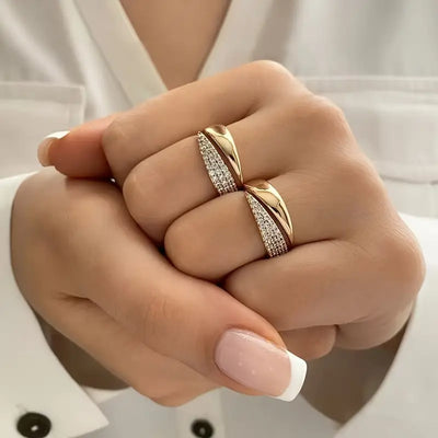 Bague dorée élégante avec pierres scintillantes