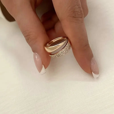 Bague dorée élégante avec pierres scintillantes