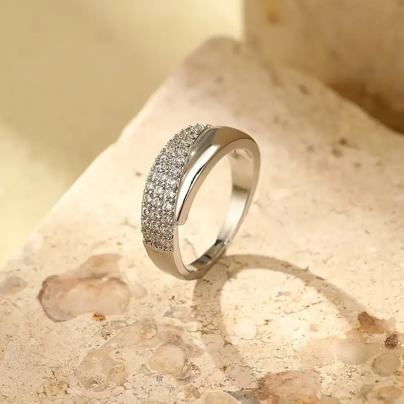 Bague dorée élégante avec pierres scintillantes