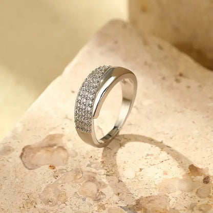 Bague dorée élégante avec pierres scintillantes