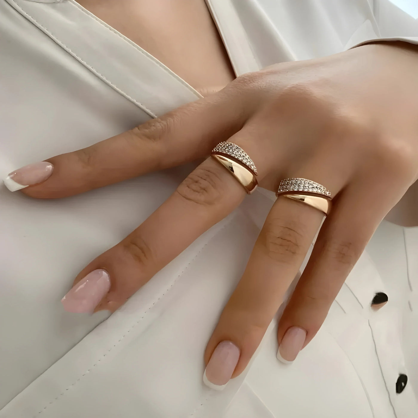 Bague dorée élégante avec pierres scintillantes