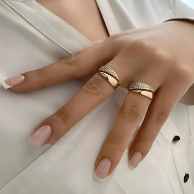 Bague dorée élégante avec pierres scintillantes