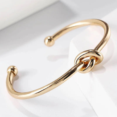 Bracelet doré avec détail nœud
