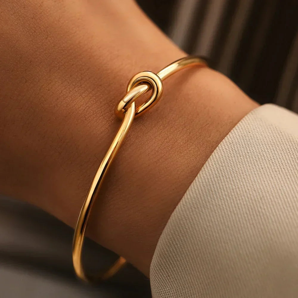 Bracelet doré avec détail nœud