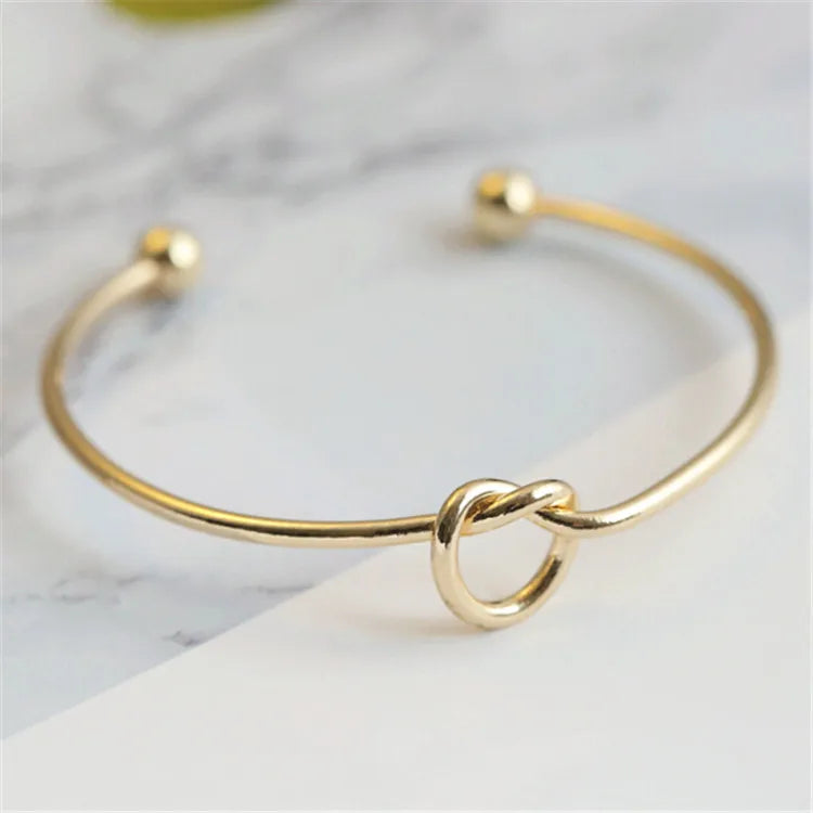 Bracelet doré avec détail nœud