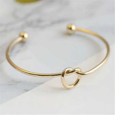Bracelet doré avec détail nœud