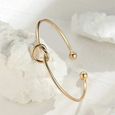 Bracelet doré avec détail nœud