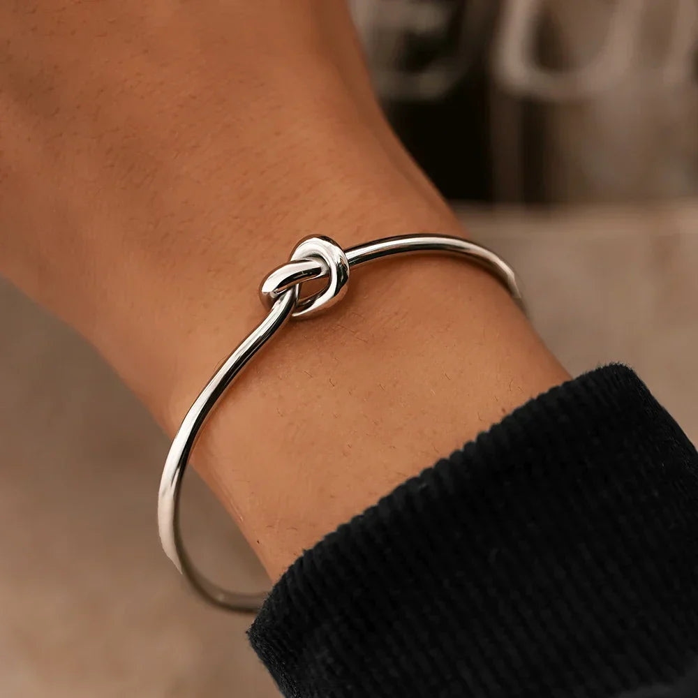 Bracelet doré avec détail nœud