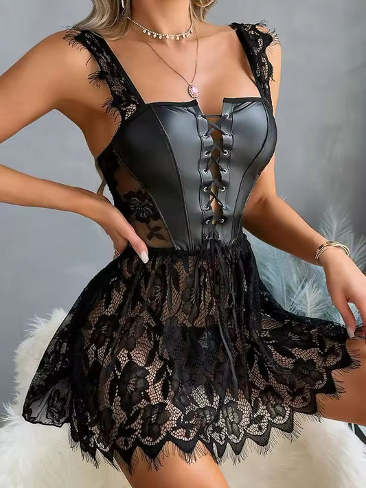 Clio | Négligé en dentelle avec corset sur le devant et dos nu